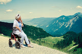 DIETZ Rollator TAiMA XC in Szene gesetzt auf einem Berg Frau sitzt auf Sitzfläche