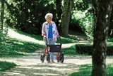 DIETZ Rollator TAiMA XC in Szene gesetzt  eine Frau schiebt ihn durch einen Park