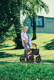 DIETZ Rollator TAiMA XC in Szene gesetzt  eine Frau schiebt ihn durch einen Park