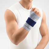 Mann trägt ManuTrain Handgelenkbandage 